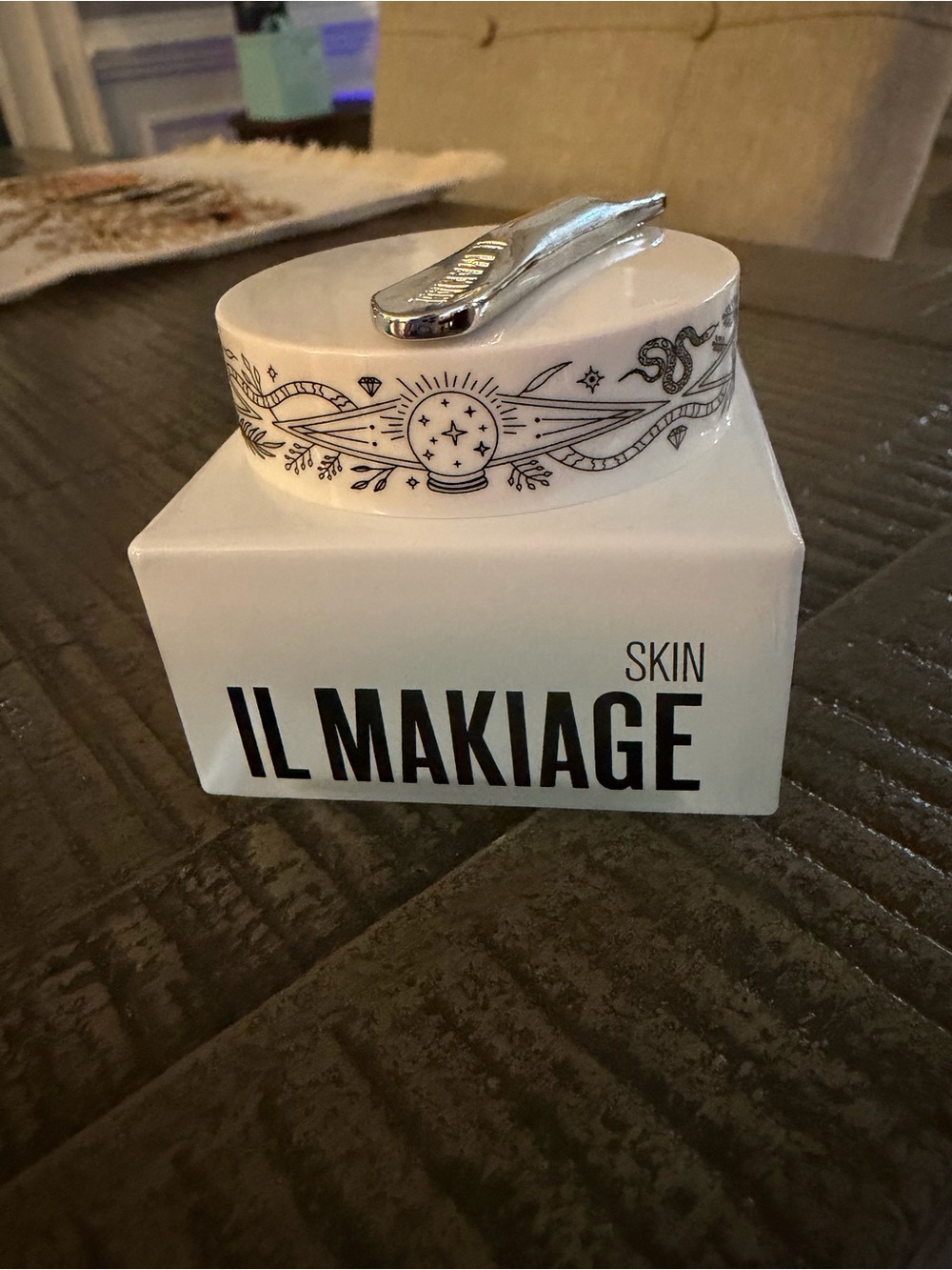 IL MAKIAGE Power Lift. Brand new.. never opened or used.